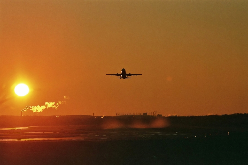 Sonnenuntergang am Flughafen Hamburg