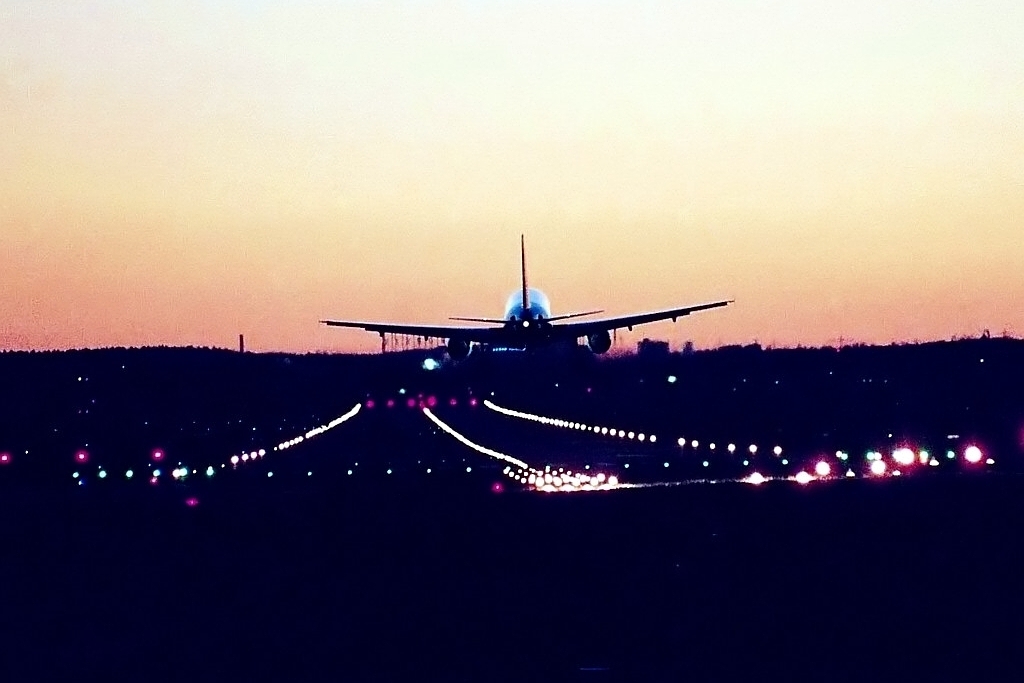 Sonnenuntergang am Flughafen Hamburg